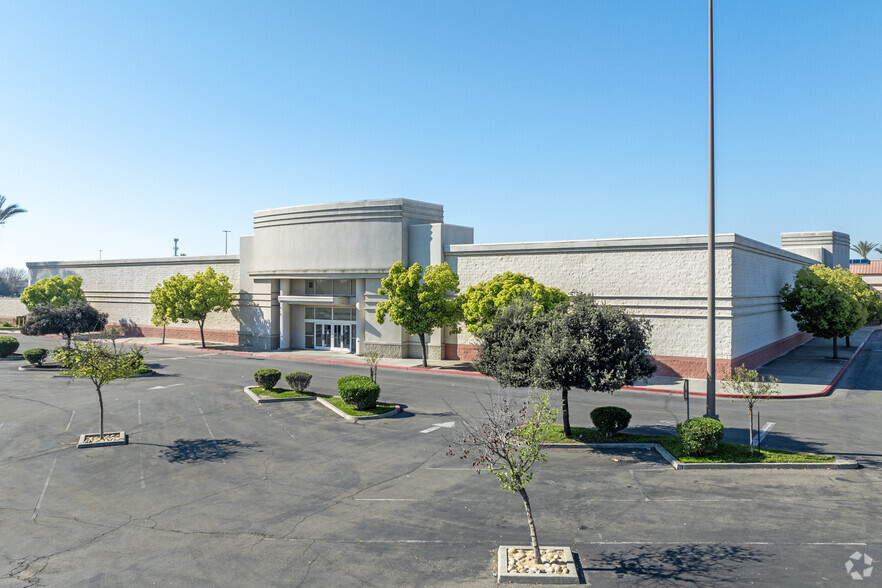 1679 W Lacey Blvd, Hanford, CA for lease - Building Photo - Image 2 of 9