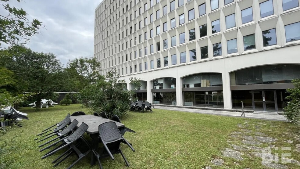 Office in Bordeaux for lease - Building Photo - Image 2 of 8