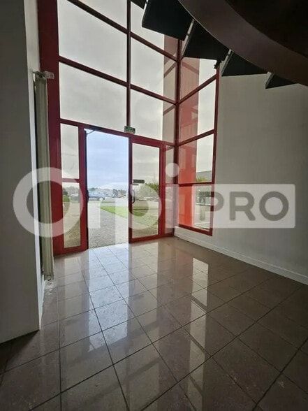 Office in Reims for lease - Lobby - Image 2 of 7