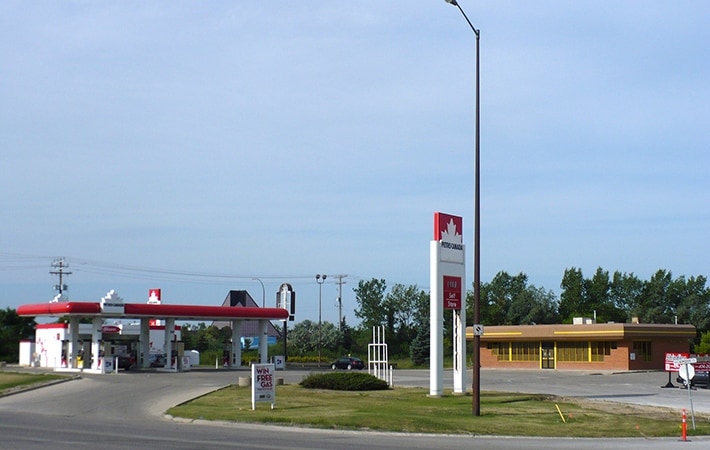 614 Lagimodiere Blvd, Winnipeg, MB for sale - Building Photo - Image 1 of 1