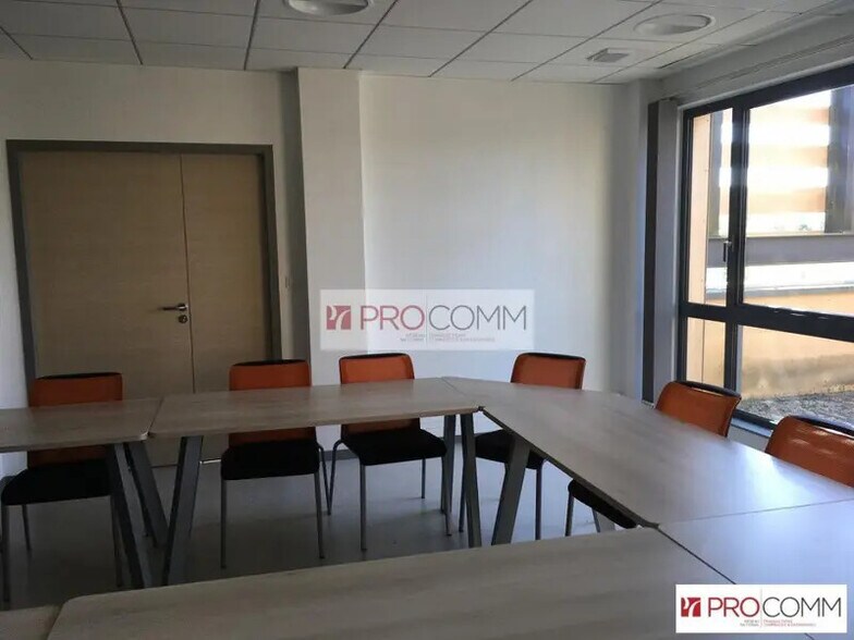 Office in Chartres for lease - Building Photo - Image 2 of 7