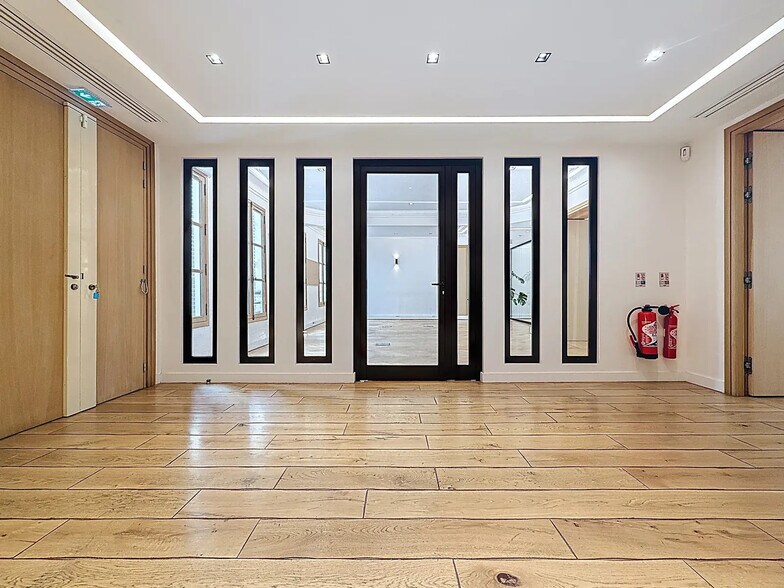 Office in Paris for lease - Lobby - Image 3 of 21