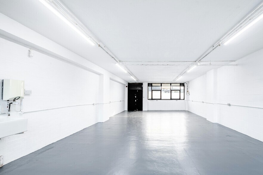 8 Andrews Rd, London for lease - Interior Photo - Image 2 of 8
