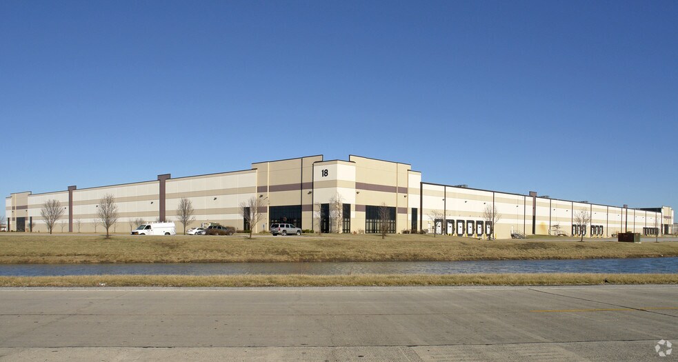 18 Gateway Commerce Center Dr E, Granite City, IL for sale - Primary Photo - Image 1 of 1