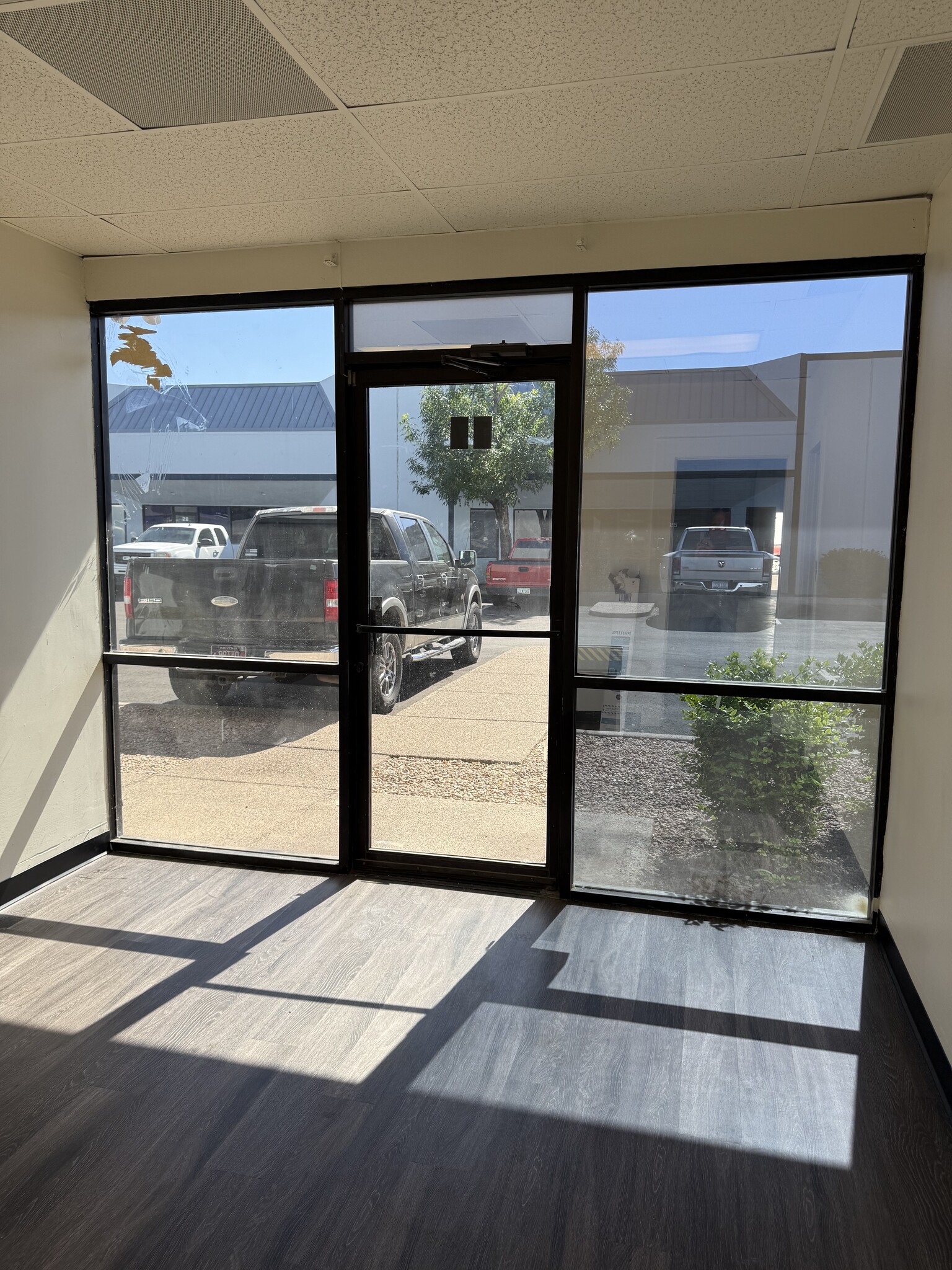 3334-3432 W Wilshire Dr, Phoenix, AZ for lease Building Photo- Image 1 of 4