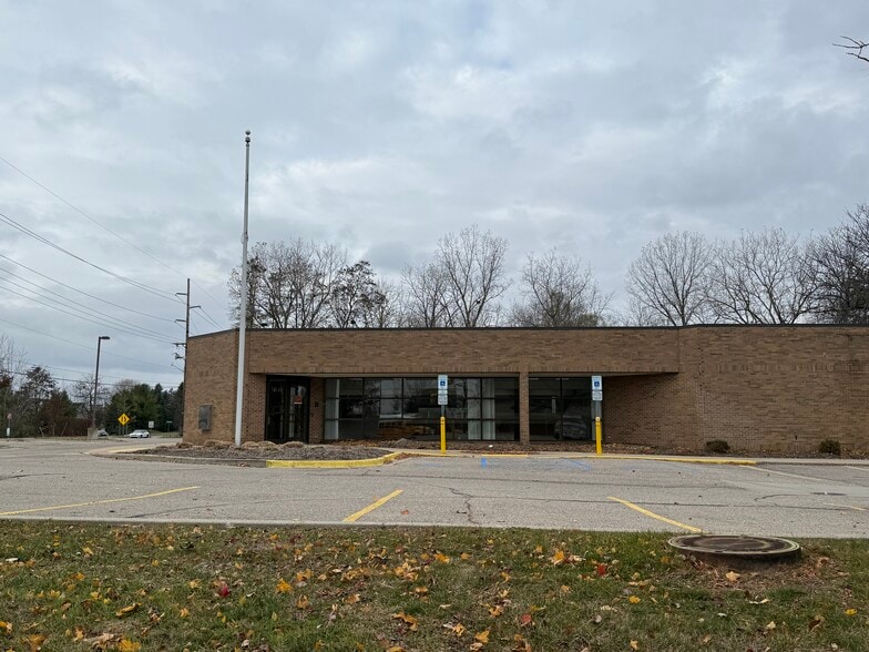 6120 W Maple Rd, West Bloomfield, MI for sale - Building Photo - Image 2 of 8