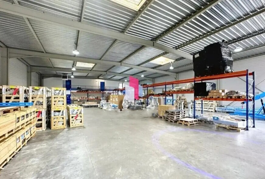 Flex in Houdan for sale - Building Photo - Image 3 of 10