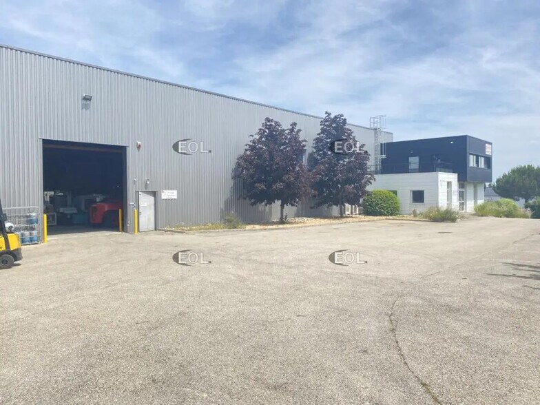 Industrial in Taluyers for lease - Building Photo - Image 3 of 20
