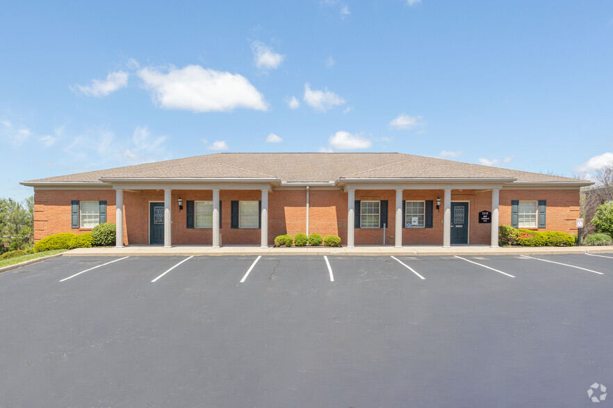 2121-2141 Chamber Center Dr, Fort Mitchell, KY for lease - Building Photo - Image 1 of 2