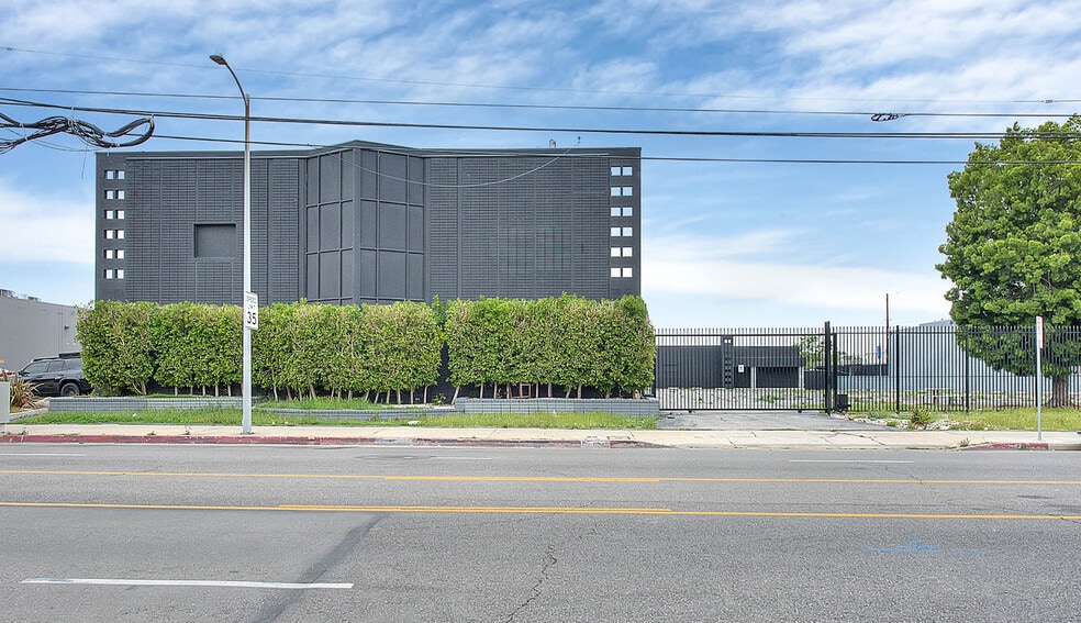 6840-6842 Hayvenhurst Ave, Van Nuys, CA for sale - Building Photo - Image 2 of 16