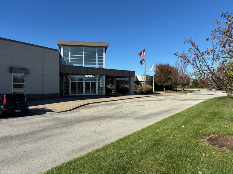 9390 Bunsen Pky, Louisville, KY for lease - Building Photo - Image 1 of 1