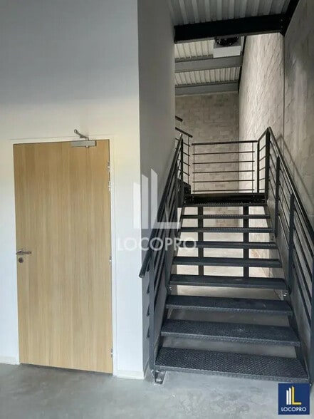 Flex in Brignoles for lease - Interior Photo - Image 3 of 25