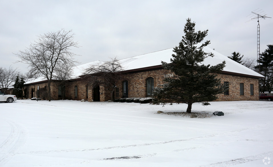 10761 S Saginaw St, Grand Blanc, MI for lease - Primary Photo - Image 1 of 4