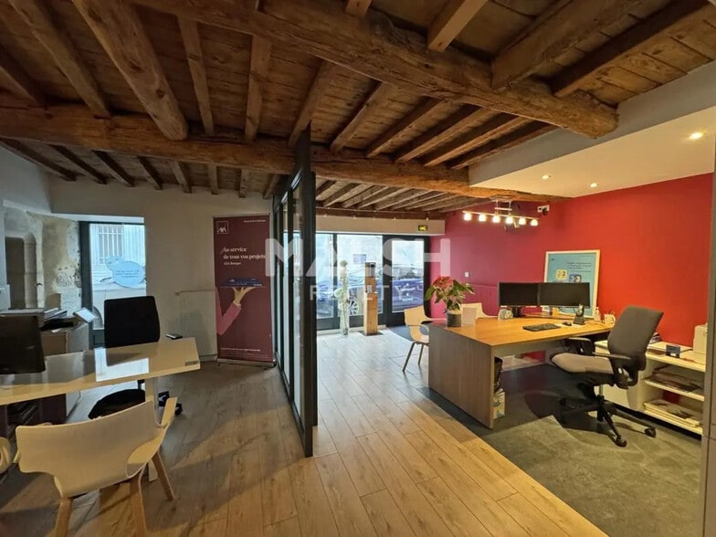 Office in Montbrison for lease - Interior Photo - Image 1 of 7
