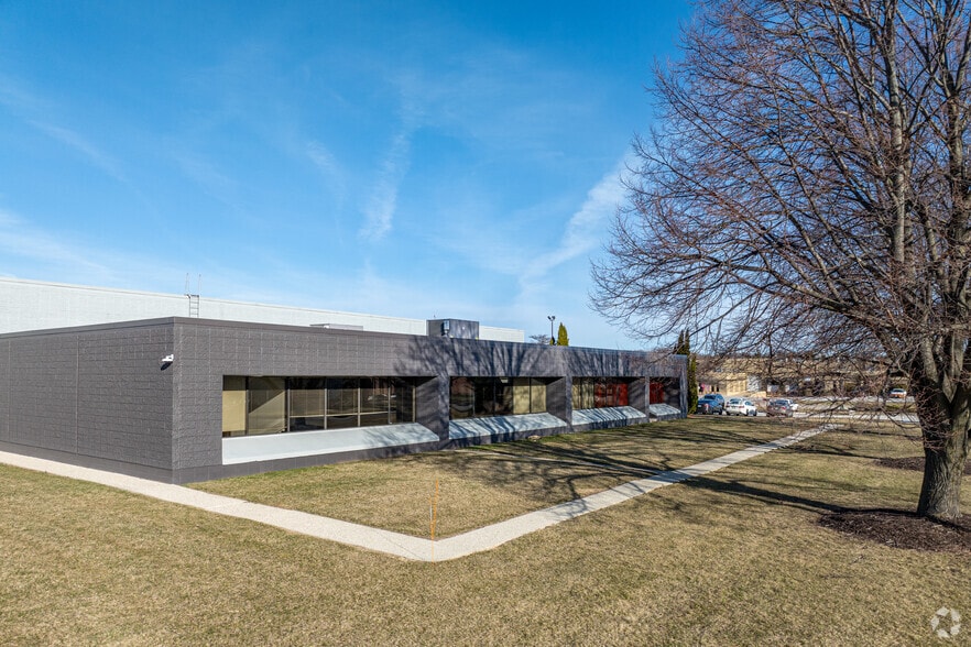 W142N9251 Fountain Blvd, Menomonee Falls, WI for lease - Building Photo - Image 3 of 6