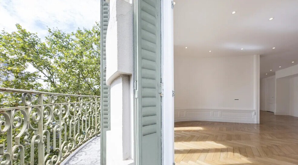 Office in Paris for lease - Interior Photo - Image 1 of 5