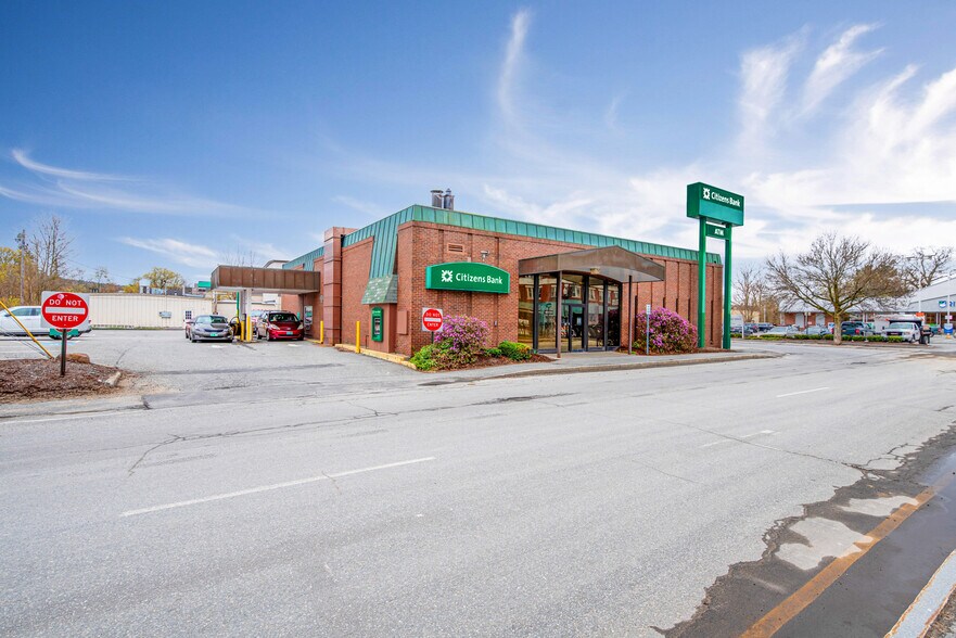 7478 Pleasant St, Claremont, NH 03743 Citizens Bank