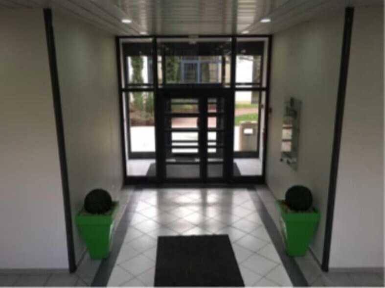 2 Rue Hélène Boucher, Guyancourt for lease - Building Photo - Image 3 of 6