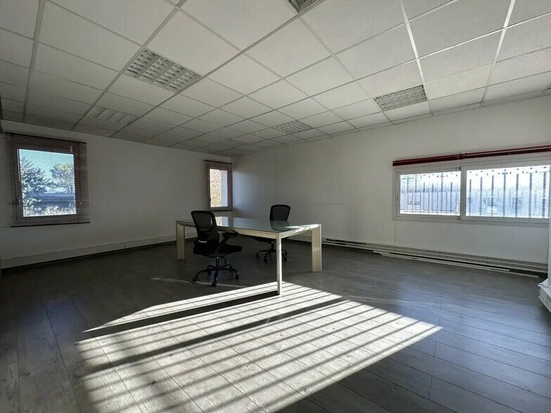 Office in Venelles for lease - Interior Photo - Image 1 of 9