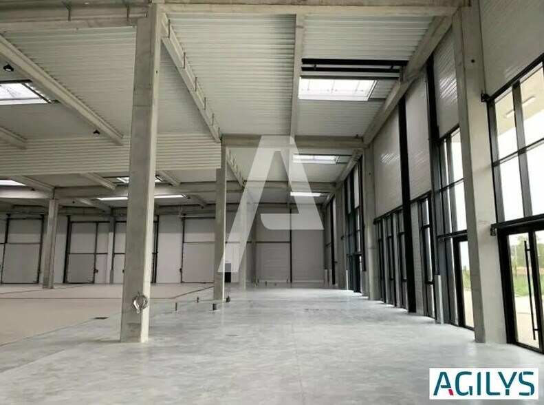 Office in Noiseau for lease - Interior Photo - Image 2 of 9