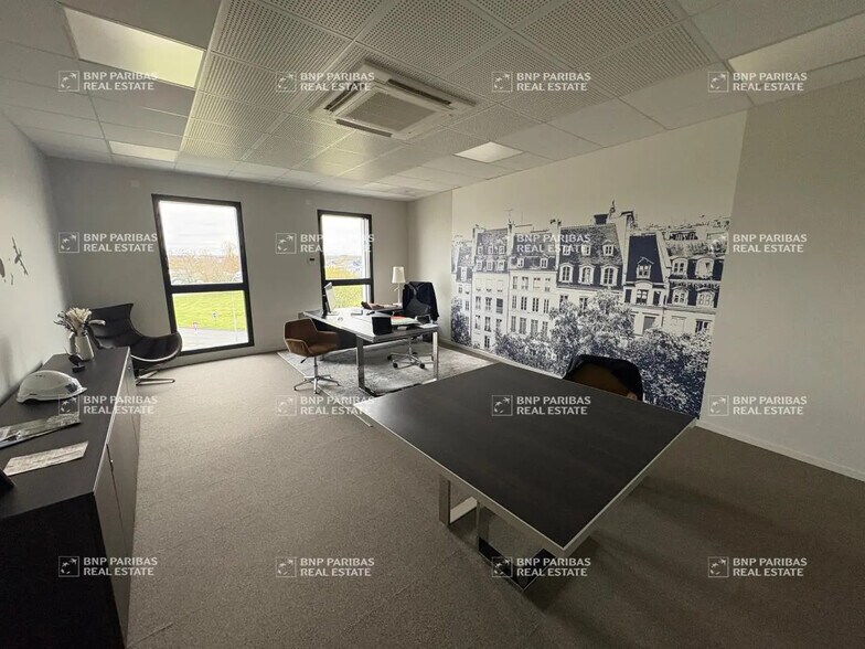 Office in Chargé for lease - Interior Photo - Image 3 of 13