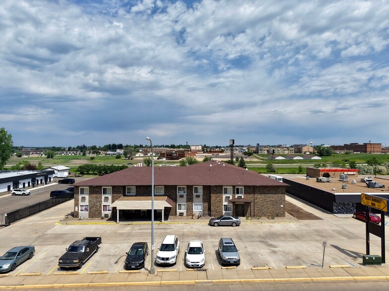 642 12th St W, Dickinson, ND for sale - Building Photo - Image 1 of 9