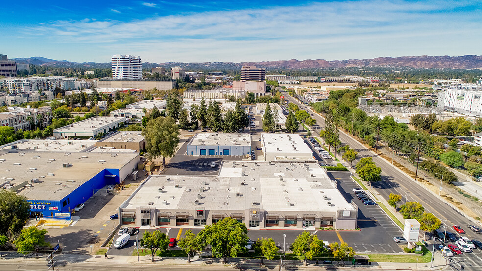 20900 Victory Blvd, Woodland Hills, CA for lease - Aerial - Image 3 of 8