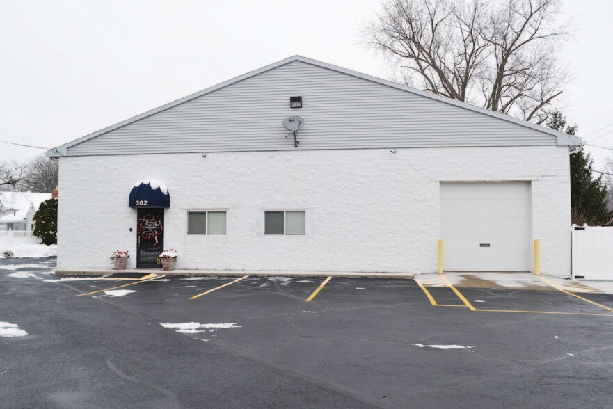 302 N Holland Sylvania Rd, Toledo, OH for sale - Building Photo - Image 1 of 1