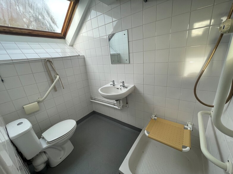 Colston Rd, Airdrie for sale - Interior Photo - Image 3 of 24