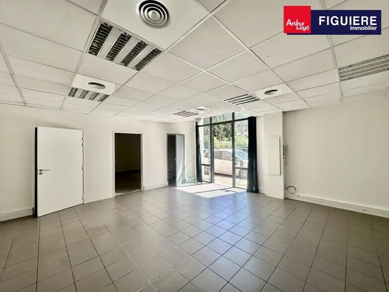 Flex in Châteauneuf-le-Rouge for lease - Interior Photo - Image 3 of 11