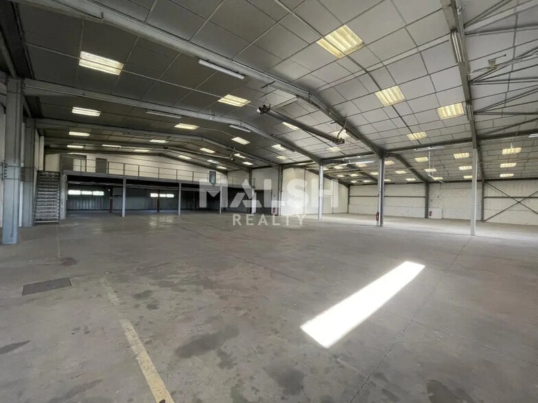 Office in CIVRIEUX-D'AZERGUES for lease - Interior Photo - Image 2 of 13