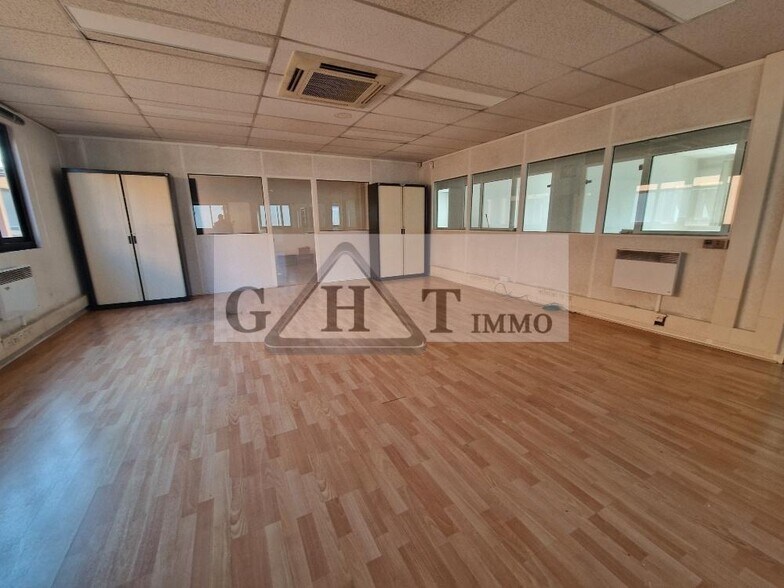Office in Bobigny for lease - Interior Photo - Image 1 of 5
