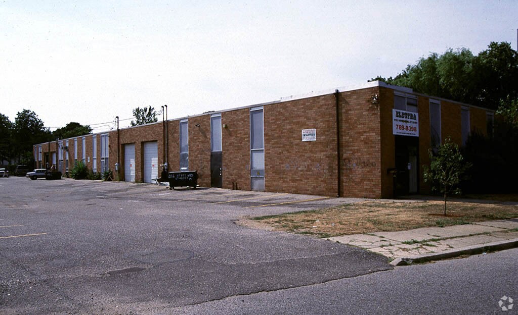 690 Albany Ave, Amityville, NY 11701