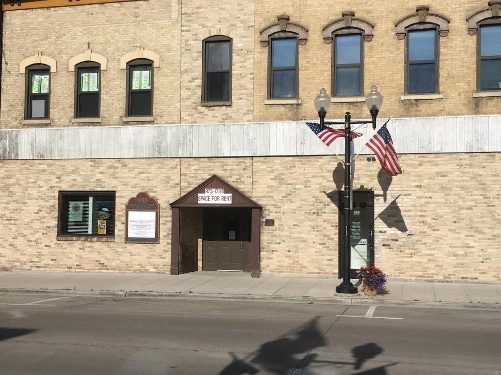 935 S 8th St, Manitowoc, WI for sale Primary Photo- Image 1 of 1