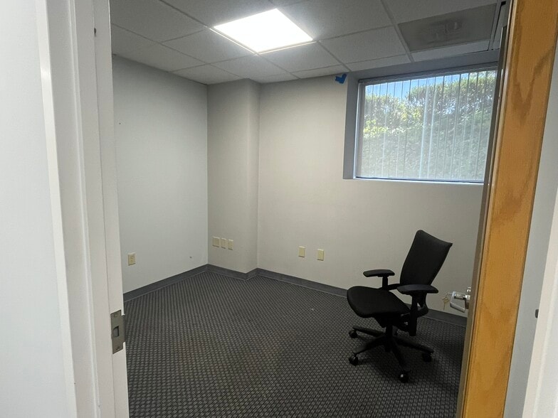 800 S Main St, Mansfield, MA for lease - Building Photo - Image 3 of 19