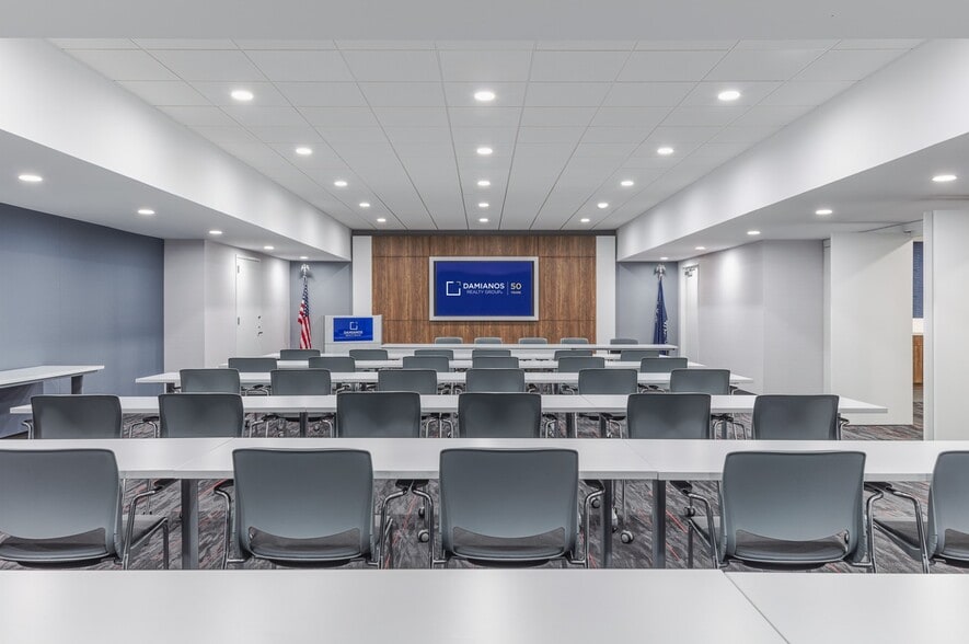 50 Charles Lindbergh Blvd, Uniondale, NY for lease - Interior Photo - Image 3 of 5