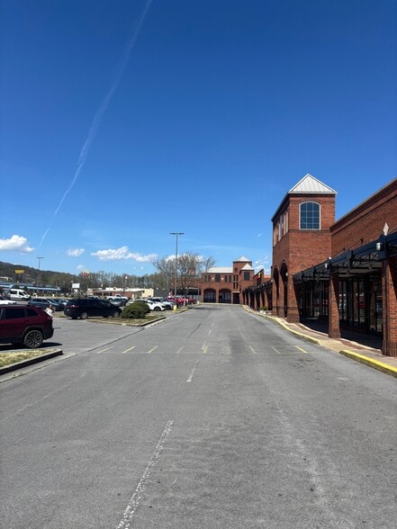 1001 Market St, Dalton, GA for lease - Building Photo - Image 2 of 20