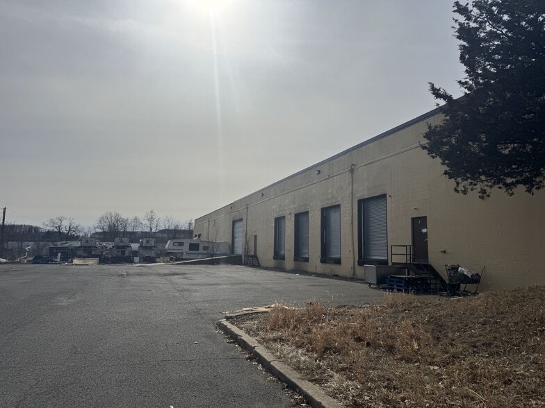 11 Edgeboro Rd, East Brunswick, NJ for lease - Building Photo - Image 3 of 10