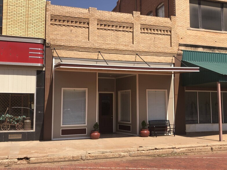 139 N Main St, Childress, TX 79201