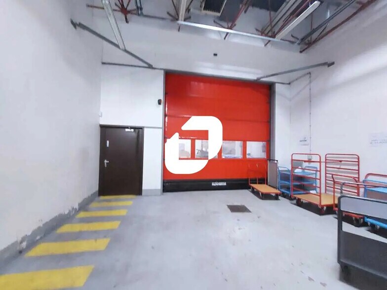 Flex in Montigny-le-Bretonneux for lease - Interior Photo - Image 2 of 22