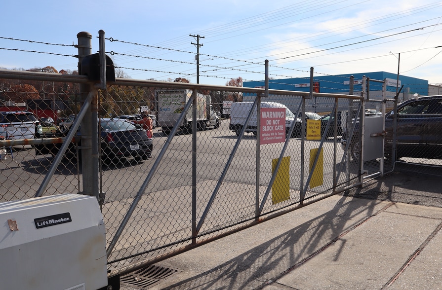 4889 Country Club Rd, Winston-Salem, NC for sale - Building Photo - Image 2 of 4