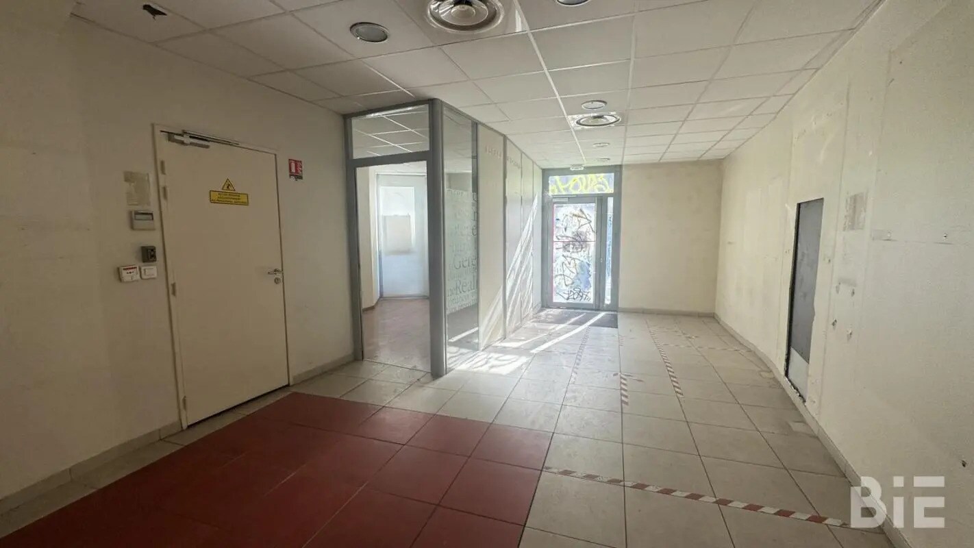 Retail in Bordeaux for sale Interior Photo- Image 1 of 4