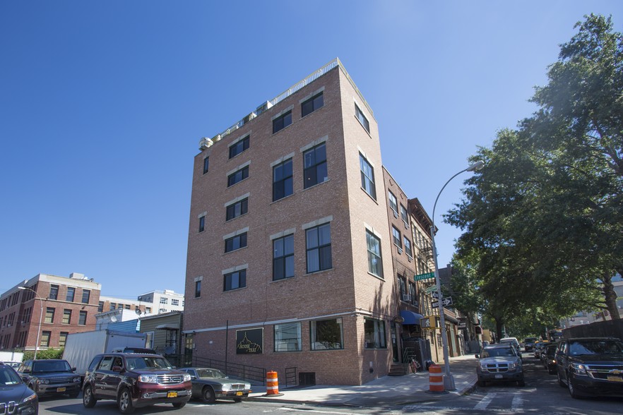 3945-3949 Crescent St, Long Island City, NY for sale - Building Photo - Image 1 of 1