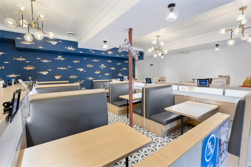 1047 Denman St, Vancouver, BC for sale - Interior Photo - Image 3 of 5