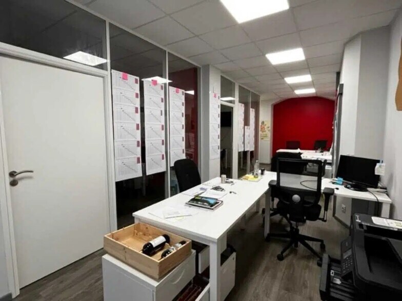Office in Bordeaux for lease - Interior Photo - Image 2 of 6