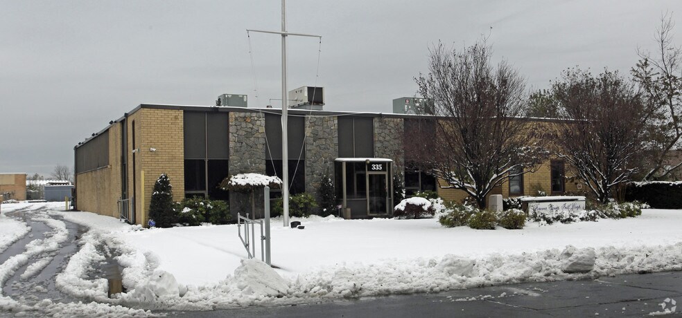 335 Kennedy Dr, Hauppauge, NY for sale - Primary Photo - Image 1 of 1
