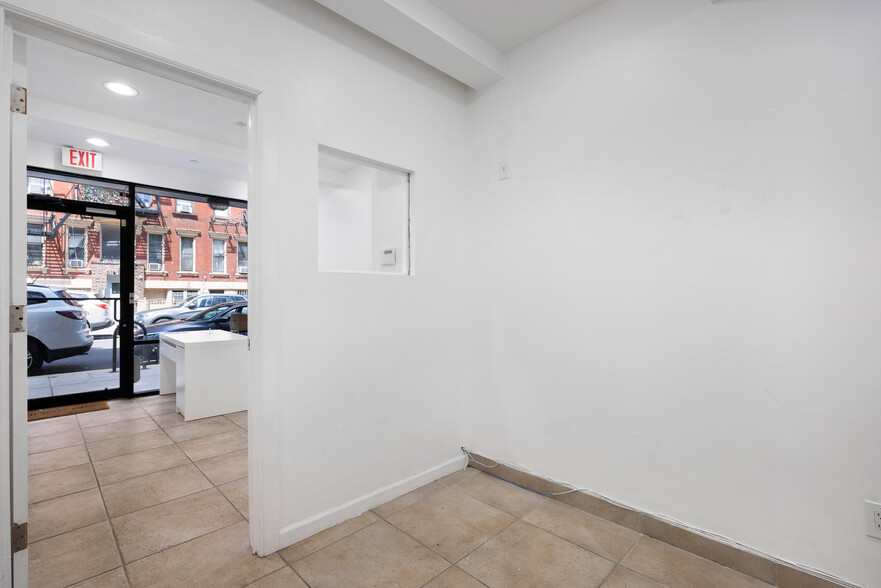 229 E 2nd St, New York, NY for lease - Interior Photo - Image 3 of 16