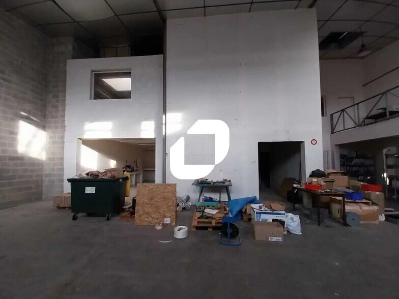 Flex in Jouars-Pontchartrain for lease - Interior Photo - Image 2 of 9