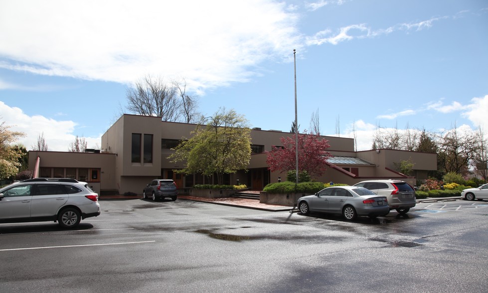 1077 Gateway Loop, Springfield, OR for sale - Building Photo - Image 1 of 1