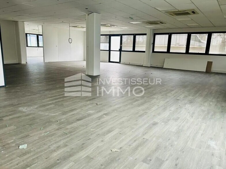 Flex in Antony for lease - Interior Photo - Image 2 of 2